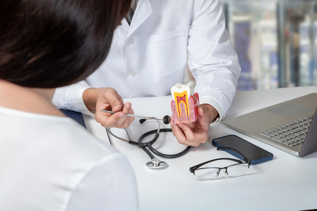 The consultation illustrates the process of diagnosing an infection and explaining the source of pain to the patient.